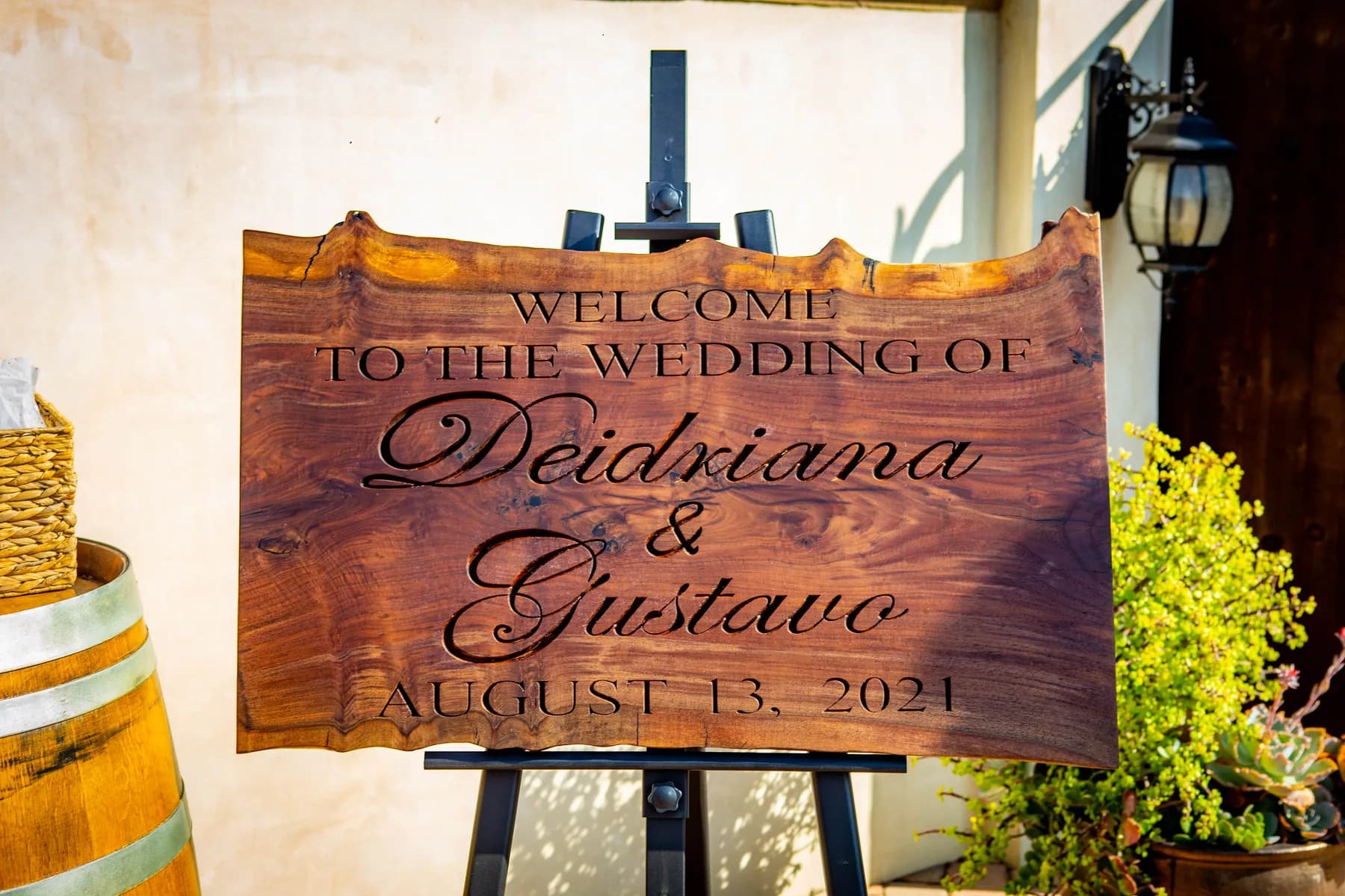 Wooden welcome sign for Deidriana and Gustavo's wedding