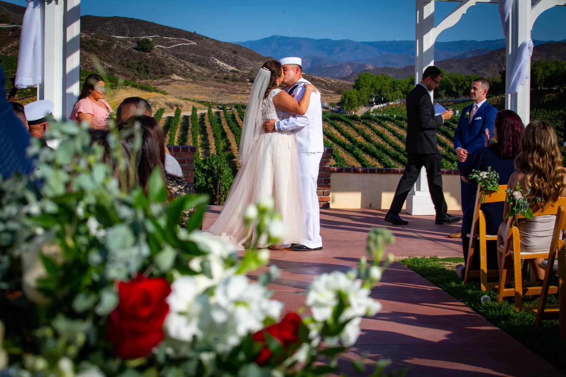 Deidriana and Gustavo sharing their first kiss