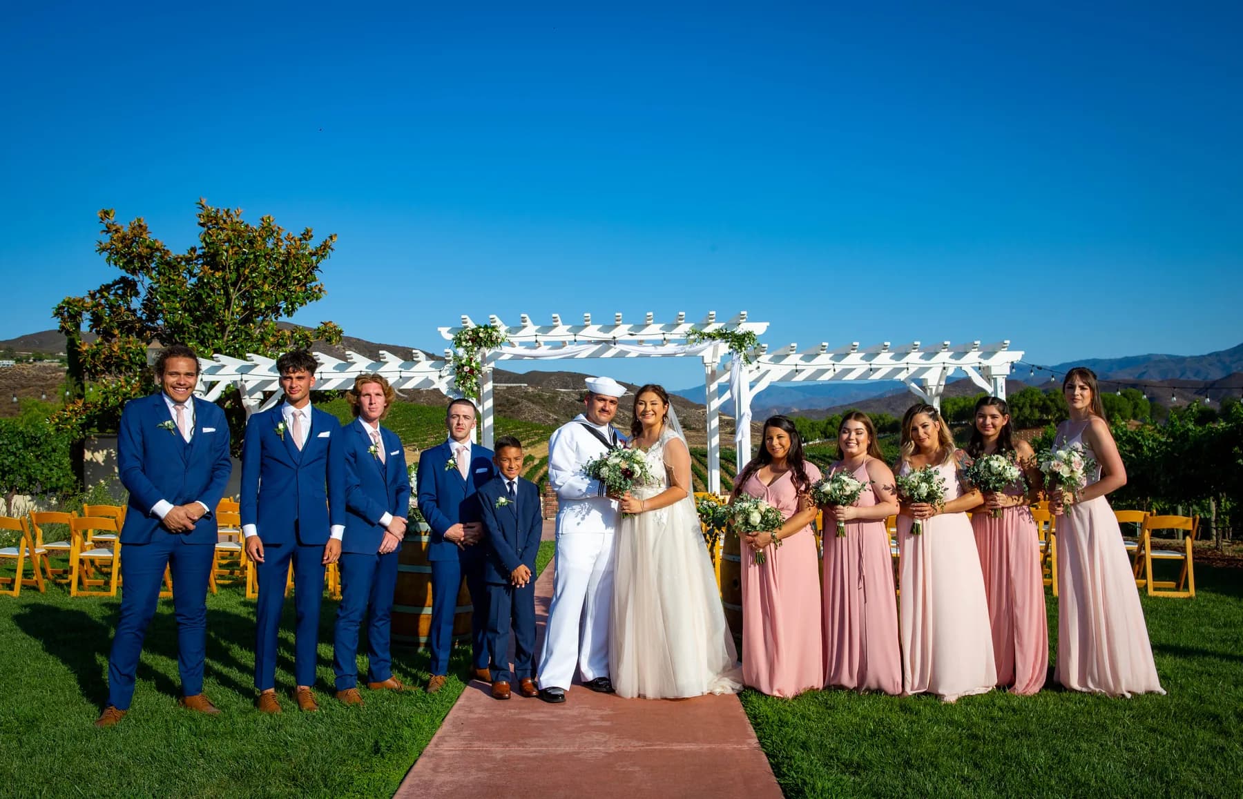 Deidriana and Gustavo with attendants in blue and pink